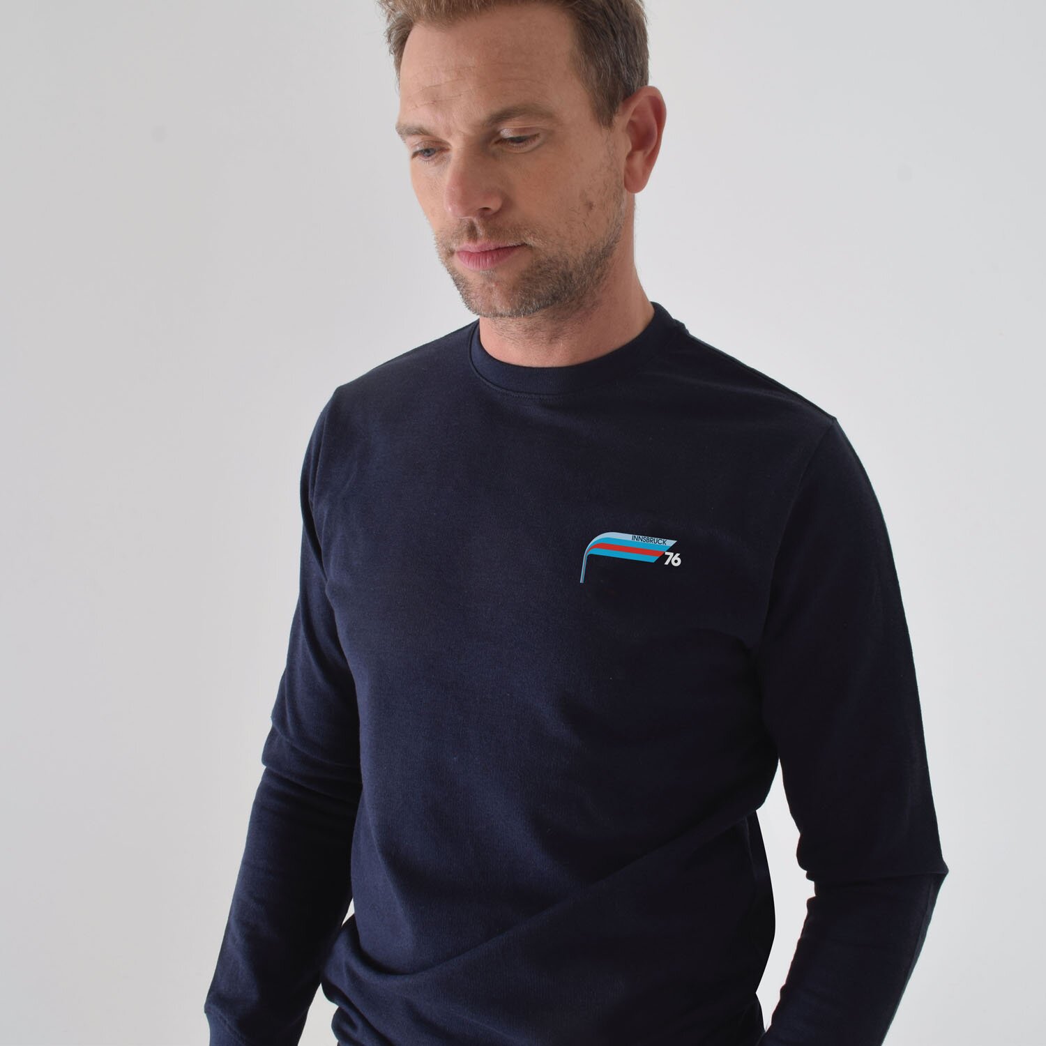 T-lab-Innsbruck-sweatshirt-navy-model T-lab-Innsbruck-sweatshirt-navy