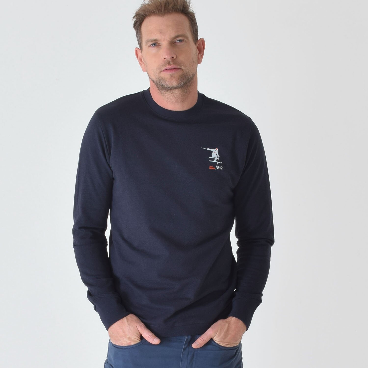 T-lab-Radio-Alpes-sweatshirt-navy-model T-lab-Radio-Alpes-sweatshirt-navy